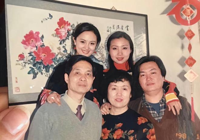 脸型和母亲神似知情人透露其父母背景新葡京博彩亲人曝光朱媛媛全家福！