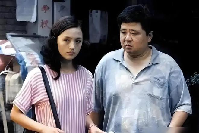 脸型和母亲神似知情人透露其父母背景新葡京博彩亲人曝光朱媛媛全家福！(图3)