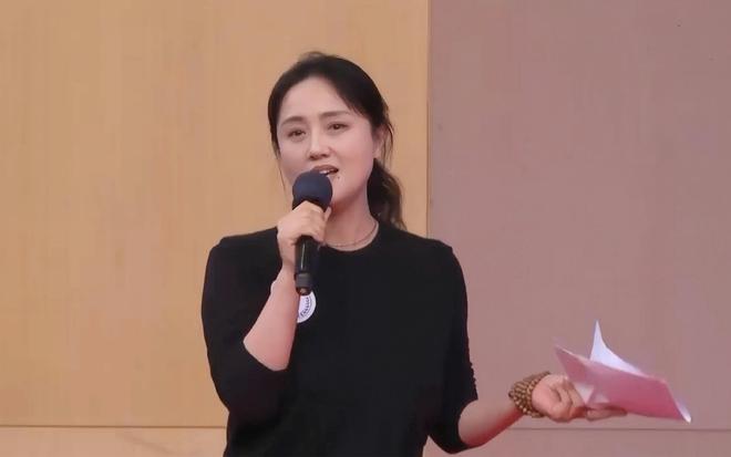 脸型和母亲神似知情人透露其父母背景新葡京博彩亲人曝光朱媛媛全家福！(图10)