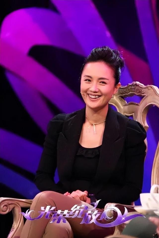 脸型和母亲神似知情人透露其父母背景新葡京博彩亲人曝光朱媛媛全家福！(图9)
